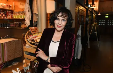 Muistatko?! Iskelmätähden salasuhde johti avioeroon - Paula Koivuniemi osallisena kolmiodraamassa!