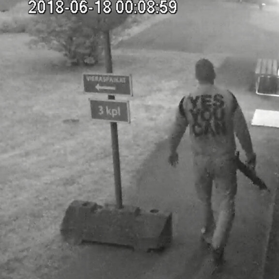Lahtelainen mies ampui kerrostalon ovea - yritti ampua ihmistä? Poliisi kaipaa vihjeitä tämän miehen liikkeistä – kuva! Ampuja