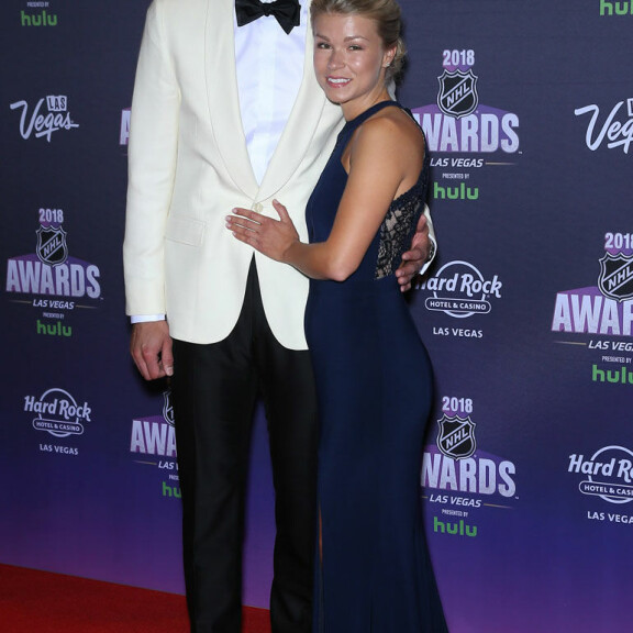 Pekka Rinne valittiin NHL:n parhaaksi maalivahdiksi: Erika-rakas hurmasi punaisella matolla – kuva! Pekka Rinne ja Erika-rakas