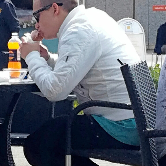 Kääk! Kohuräppäri Nikke Ankara ahmi vetyä – kuva! Nikke Ankara Lappeenrannassa.