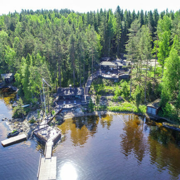 Villen komea kesäpaikka sijaitsee Tampereen Teiskossa. Mökiltä on matkaa perheen kaupunkikotiin reilut 20 kilometriä. Villen komea kesäpaikka sijaitsee Tampereen Teiskossa. Mökiltä on matkaa perheen kaupunkikotiin reilut 20 kilometriä.