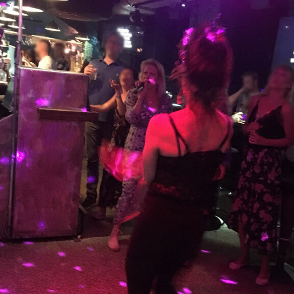 Tanssii tähtien kanssa -Ansku Bergström juhli polttareitaan: Laura Voutilainen villiintyi laulamaan karaokea – kuva! Laura Voutilainen