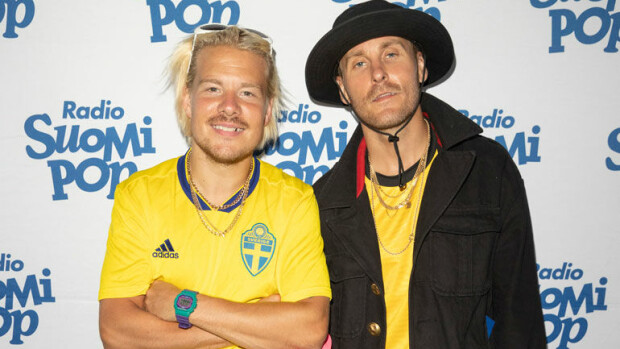 Hups! Jare ja VilleGalle parkkeerasivat öky-Mersunsa sakkopaikalle! Kuva! Jare ja VilleGalle pysäköivät sakkopaikalle.