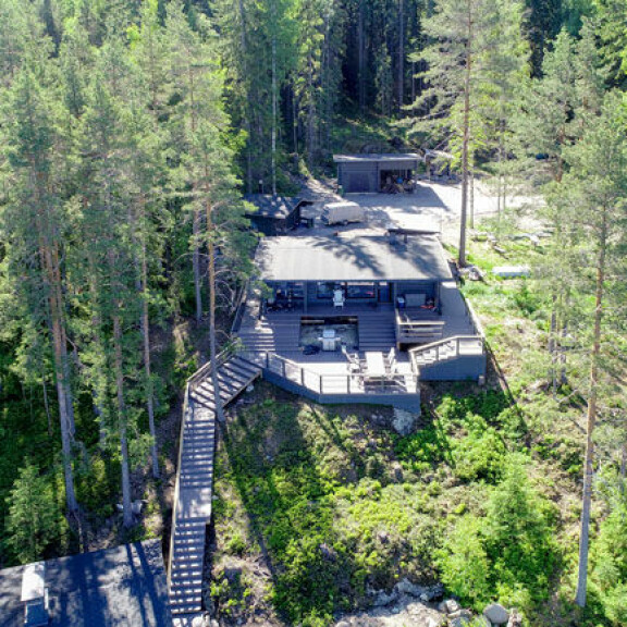 Päämökin edustalla on iso terassi, joka tarjoaa miellyttävän paikan grillailuun. Päämökin edustalla on iso terassi, joka tarjoaa miellyttävän paikan grillailuun.