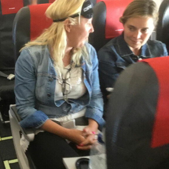 Tiina Lymi ja Mari Perankoski hämmensivät lentokoneessa: itkevä lapsi oli liikaa – vaativat uudet istumapaikat! Mari Perankoski ja Tiina Lymi