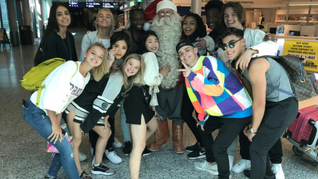 Popsensaatio Now United poseerasi joulupukin kainalossa Helsinki-Vantaan lentoasemalla - näin bändin suomalaisvahvistus aikoo esitellä synnyinmaataan bändikavereilleen! Now United
