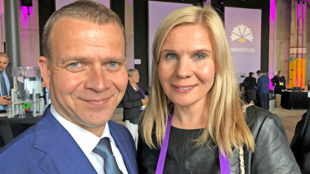 Petteri Orpon Niina-vaimo edusti ökylaukku olalla – kuva