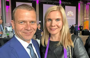 Petteri Orpon Niina-vaimo edusti ökylaukku olalla – kuva