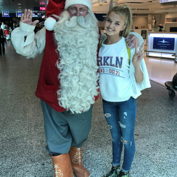 Popsensaatio Now United poseerasi joulupukin kainalossa Helsinki-Vantaan lentoasemalla - näin bändin suomalaisvahvistus aikoo esitellä synnyinmaataan bändikavereilleen! Joalin