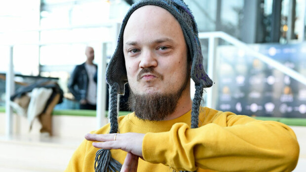 Hän on uusien Vain elämää -tähtien tulokuningas: Pyhimyksellä hirmuinen tilipussi! Pyhimys on Vain elämää -tähtien tulokuningas.