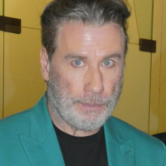 John Travolta, 64, kävi plastiikkakirurgin vastaanotolla: uusi kuva hämmentää – nuoreni kymmenellä vuodella! John Travolta