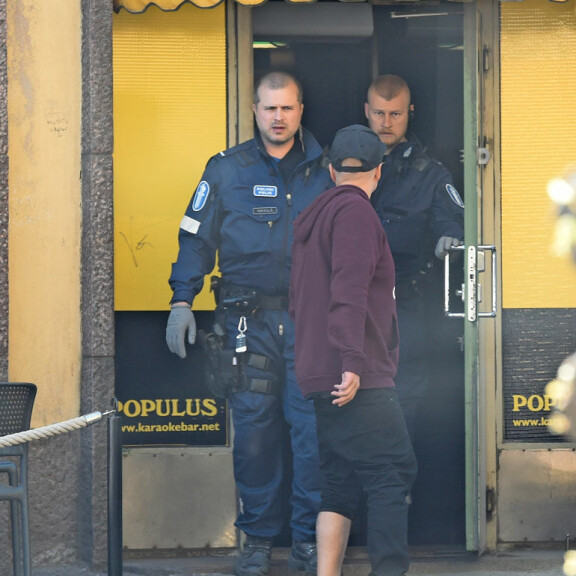 Poliisit hakivat Ilarin baarista lasin rikkomisen takia. Poliisit hakivat Ilarin baarista lasin rikkomisen takia.