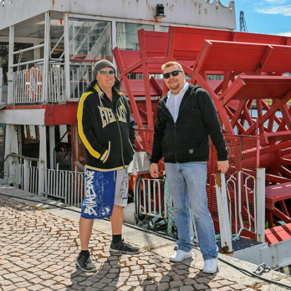 Sakke ja Antti kertovat ravintolalaivan jäävän liikennerekisteriin. – Tämä on siitä harvinainen ravintolalaiva, että voimme koska tahansa ottaa köydet irti ja lähteä liikkeelle. Sakke ja Antti kertovat ravintolalaivan jäävän liikennerekisteriin. – Tämä on siitä harvinainen ravintolalaiva, että voimme koska tahansa ottaa köydet irti ja lähteä liikkeelle.