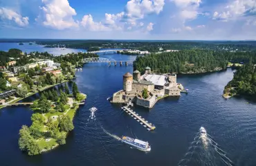 Itä-Suomen kesä tarjoaa rennon loman: Samoile metsissä, kipua harjuille, veneile vesillä, tunne historian havinaa, nauti perinneherkkuja ja tutustu lupsakoihin ihmisiin!