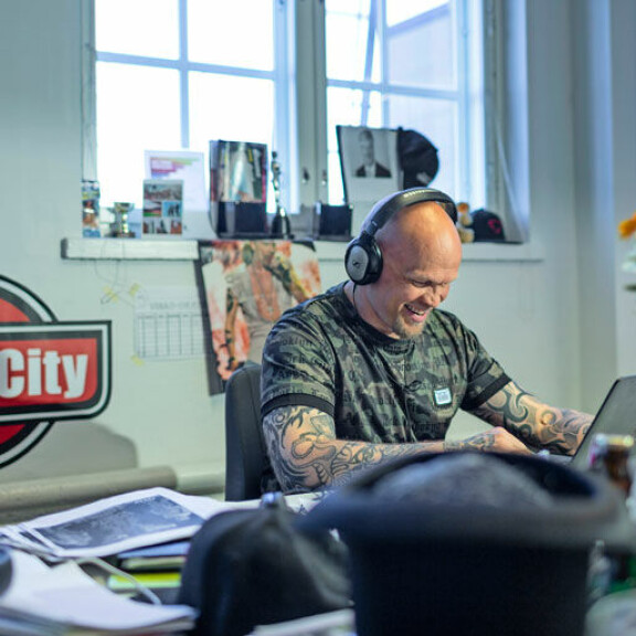 Radio Cityssä työskentelevä Immu julkaisee omaa podcast-ohjelmaa. – Pääroolissa ovat kamppailu-urheilijat. Radio Cityssä työskentelevä Immu julkaisee omaa podcast-ohjelmaa. – Pääroolissa ovat kamppailu-urheilijat.