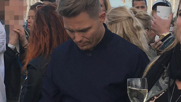 Cheekiä ei Jenni Vartiainen kiinnostanut - naputti keikalla kännykkää ja nauratti naisia! Paparazzikuvat! Cheek