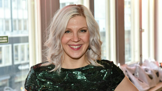 Vappu Pimiä alkoi heti remontoida uutta luksuskotiaan – valjasti tv-kasvot töihin! Vappu Pimiä pestasi tv-kasvot remonttihommiin.