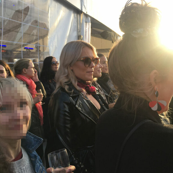 Cheekiä ei Jenni Vartiainen kiinnostanut - naputti keikalla kännykkää ja nauratti naisia! Paparazzikuvat! Sara Sieppi