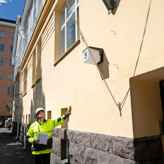 Oman yrityksen työnjälkeä kelpaa ihailla. Pintakäsittely Lampela Oy saneerasi tämän talon julkisivun. Oman yrityksen työnjälkeä kelpaa ihailla. Pintakäsittely Lampela Oy saneerasi tämän talon julkisivun.