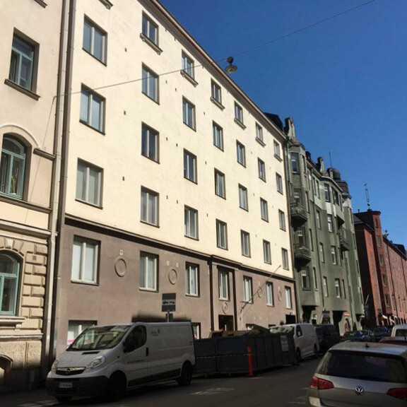 Vapun perheen uusi koti sijaitsee keskeisellä paikalla vain kilometrin päässä Helsingin ydinkeskustasta. Saman verran matkaa on merenrantaan. Vapun perheen uusi koti sijaitsee keskeisellä paikalla vain kilometrin päässä Helsingin ydinkeskustasta. Saman verran matkaa on merenrantaan.