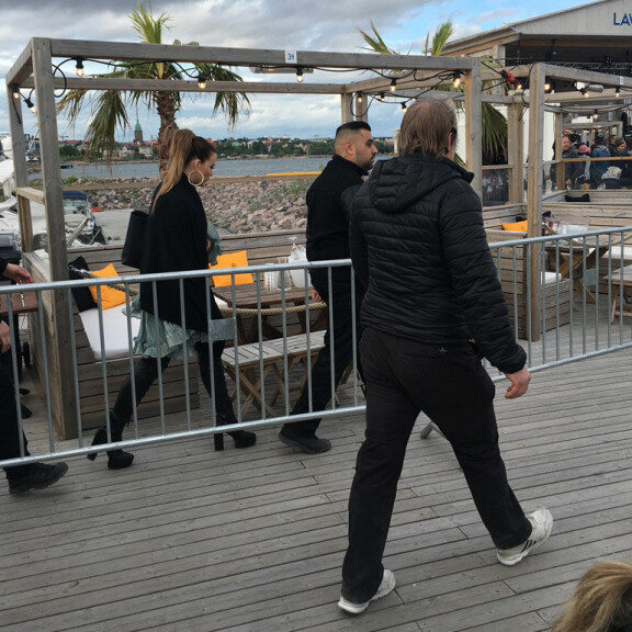 Cheekiä ei Jenni Vartiainen kiinnostanut - naputti keikalla kännykkää ja nauratti naisia! Paparazzikuvat! Jenni Vartiainen