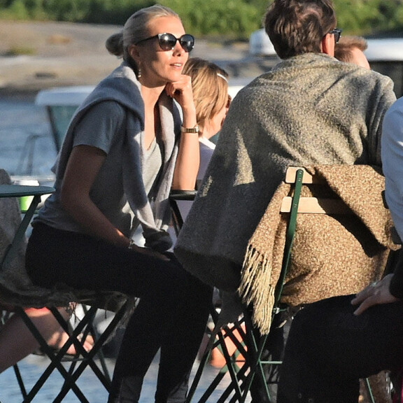 Linda kietoi viltin Mikan ympärille vilpoisassa merenrantakahvilassa. Linda kietoi viltin Mikan ympärille vilpoisassa merenrantakahvilassa.