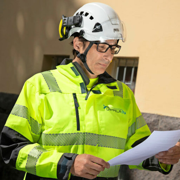 Heikki hoitaa yrityksen johtopuolta. Työhön kuuluu paljon paperitöitä. Heikki hoitaa yrityksen johtopuolta. Työhön kuuluu paljon paperitöitä.