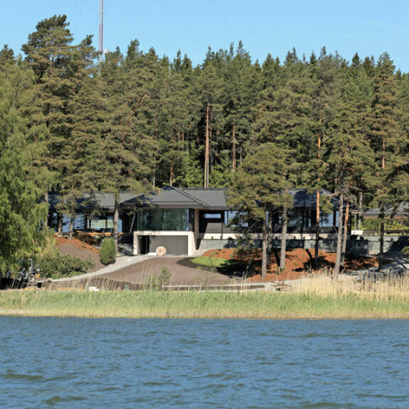 Mikon rantaparatiisi sijaitsee Kakskerrassa, jonne hurauttaa autolla Turun keskustasta vajaassa puolessa tunnissa. Mikon rantaparatiisi sijaitsee Kakskerrassa, jonne hurauttaa autolla Turun keskustasta vajaassa puolessa tunnissa.