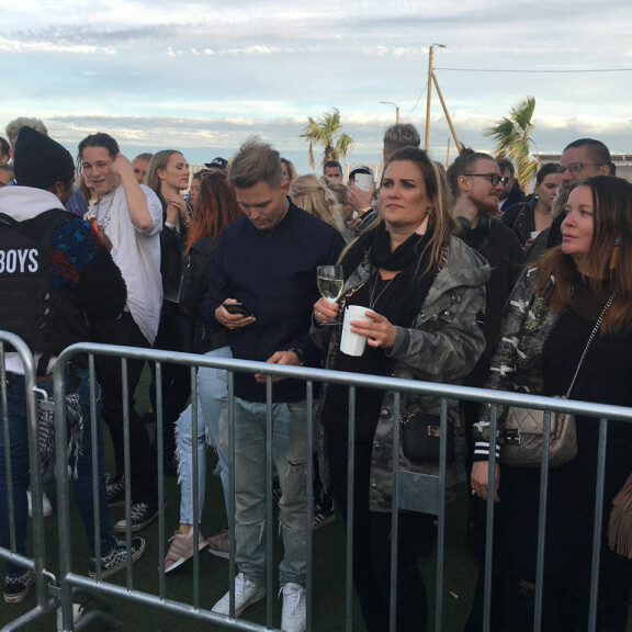 Cheekiä ei Jenni Vartiainen kiinnostanut - naputti keikalla kännykkää ja nauratti naisia! Paparazzikuvat! Cheek