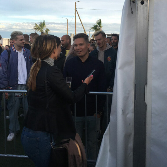 Cheekiä ei Jenni Vartiainen kiinnostanut - naputti keikalla kännykkää ja nauratti naisia! Paparazzikuvat! Cheek