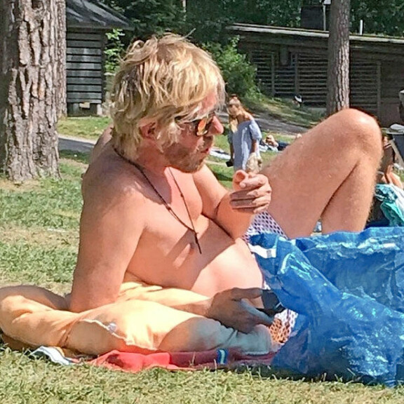 Vau, mikä rantaleijona! Selviytyjät-tähti Kimmo Vehviläinen herätti huomiota uimarannalla - kuva! Kimmo Vehviläinen rentoutui auringossa.