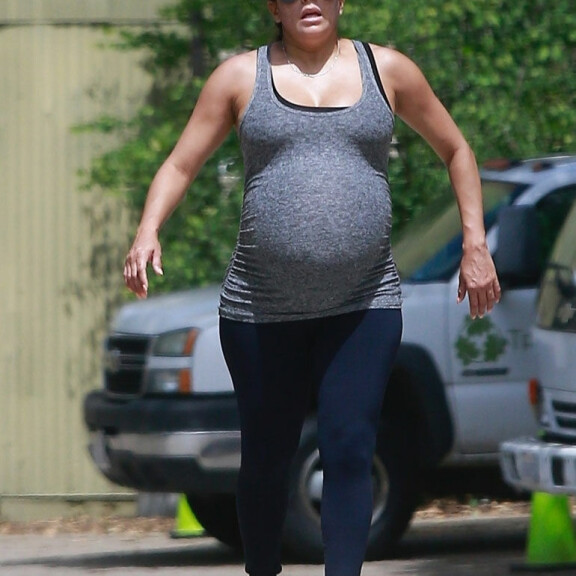 Kohta poksahtaa! Eva Longoria yrittää urheilla, vaikka on viimeisillään raskaana - katso hellyttävät paparazzikuvat! Eva Longoria