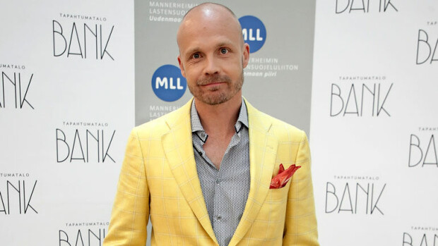 Laulaja Juha Tapiolla työntäyteinen kesä – perhe mukaan keikkamatkoille! Juha Tapio keikkailee perheensä kanssa.