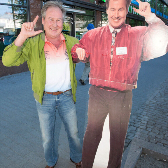 Tältä Vaatehuoneen Simo eli Simo Leporanta näyttää nykyään. Mittarissa on 70 vuotta, mutta hymy on yhtä herkässä kuin aina ennenkin. Kuva Lahden Aleksanterinkadulta, jossa Simo pyöritti Vaatehuonettaan. Tältä Vaatehuoneen Simo eli Simo Leporanta näyttää nykyään. Mittarissa on 70 vuotta, mutta hymy yhtä herkässä kuin aina ennenkin.