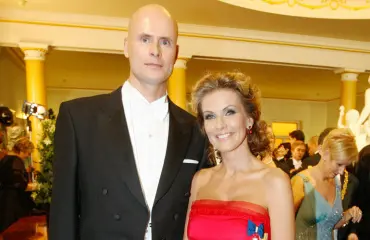 Ex-ministeri ja kohumissi Tanja Karpela nakitti Janne-miehensä kuskiksi – pariskunnan auto herätti ihmetystä!