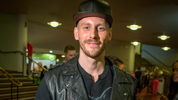 Hilpeä Niko Nousiainen herätti huomiota Tampereella vaalean kaunottaren kanssa – kuva! Niko Nousiainen nähtiin Tampereella.