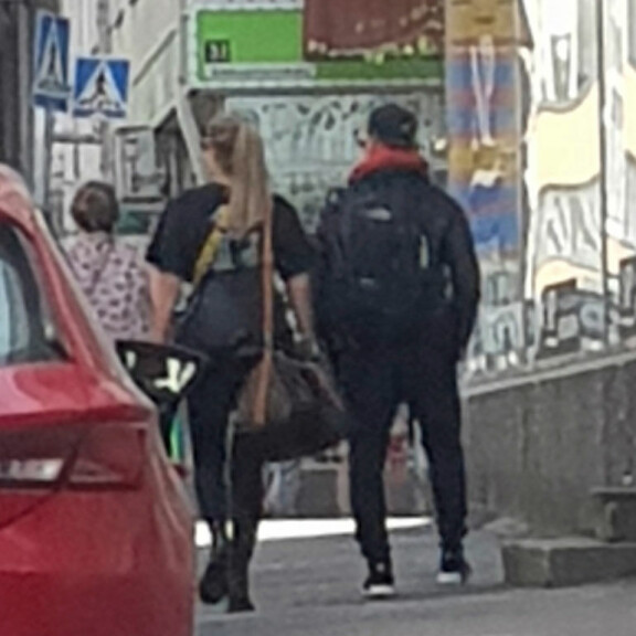 Hilpeä Niko Nousiainen herätti huomiota Tampereella vaalean kaunottaren kanssa – kuva! Niko Nousiainen Tampereella.