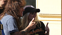 Iron Maiden -superstarat hemmottelivat faneja hotellinsa edustalla - jakoivat yhteiskuvia ja nimmareita: paparazzikuvat!