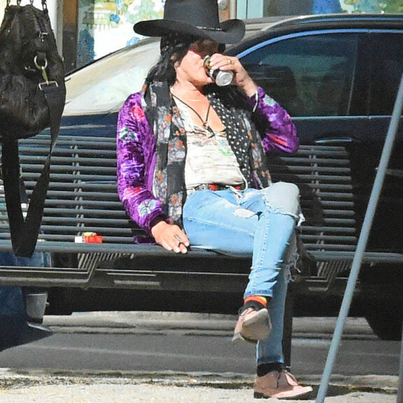 Andy McCoy juhli pilkkuun asti – heti aamulla puistokaljalla! Kuva! Andy McCoy kaljalla.