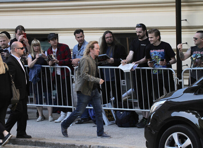 Iron Maiden -superstarat hemmottelivat faneja hotellinsa edustalla - jakoivat yhteiskuvia ja nimmareita: paparazzikuvat! iron maiden
