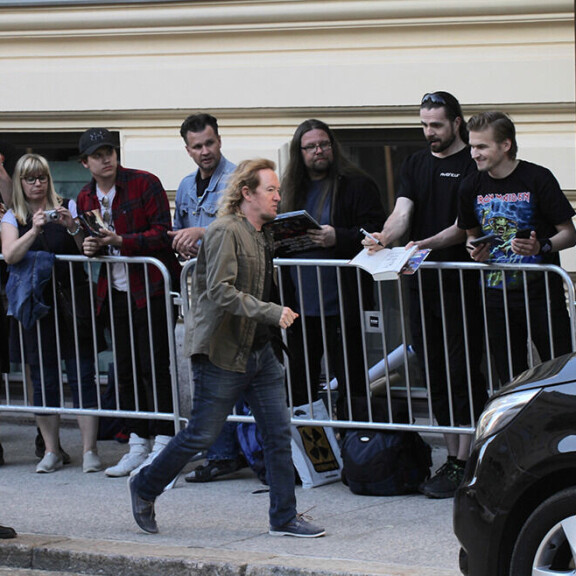 Iron Maiden -superstarat hemmottelivat faneja hotellinsa edustalla - jakoivat yhteiskuvia ja nimmareita: paparazzikuvat! iron maiden