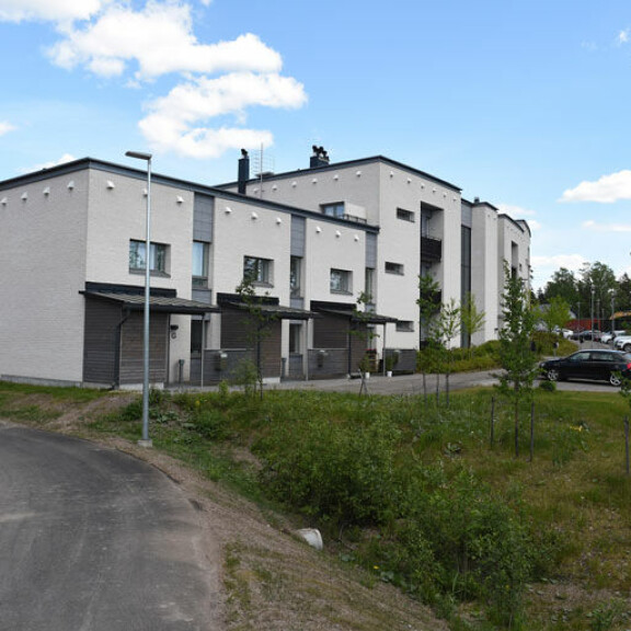 Persoonallinen rivitalohuoneisto on kerrostalon jatke. 100-neliöisessä huoneistossa on kaksi kerrosta. Persoonallinen rivitalohuoneisto on kerrostalon jatke. 100-neliöisessä huoneistossa on kaksi kerrosta.