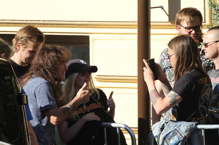 Iron Maiden -superstarat hemmottelivat faneja hotellinsa edustalla - jakoivat yhteiskuvia ja nimmareita: paparazzikuvat! ironmaiden 2