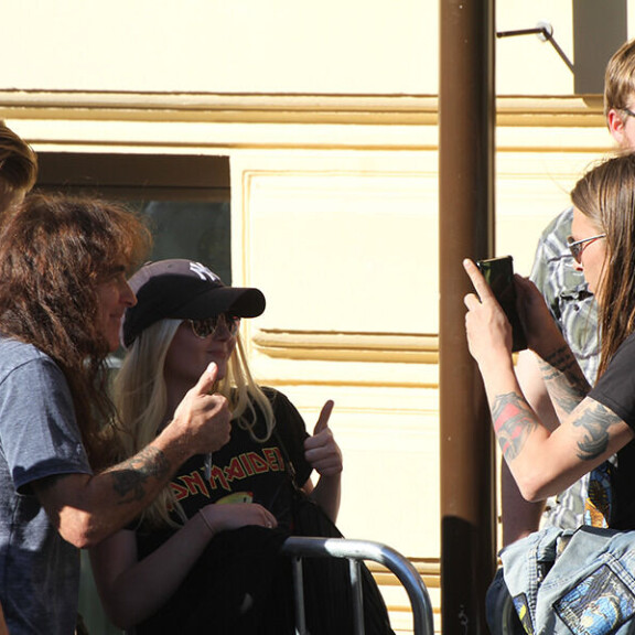 Iron Maiden -superstarat hemmottelivat faneja hotellinsa edustalla - jakoivat yhteiskuvia ja nimmareita: paparazzikuvat! ironmaiden 2