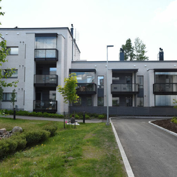 Asuntoon kuuluu kaksi erillistä terassia, joilta aukeaa näkymät rauhaisalle sisäpihalle. Asuntoon kuuluu kaksi erillistä terassia, joilta aukeaa näkymät rauhaisalle sisäpihalle.