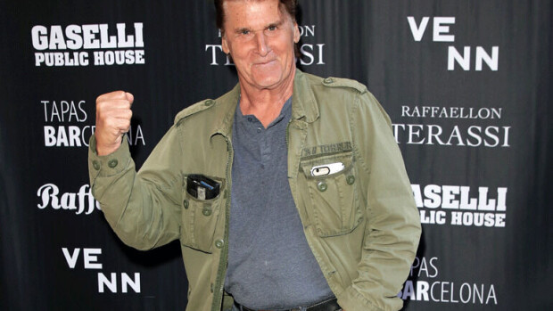 Lukitkaa vaimot ja tyttäret! Väsymätön ori Frederik, 73, metsästää Helsingin yössä: ”Muija lähti lätkimään, nyt pitäisi löytää uusi” Reetu.