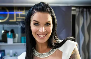 Australiassa asuva Sini Ariell päätti sadan päivän somelakon – ryhtyi pilsnerimainostytöksi!