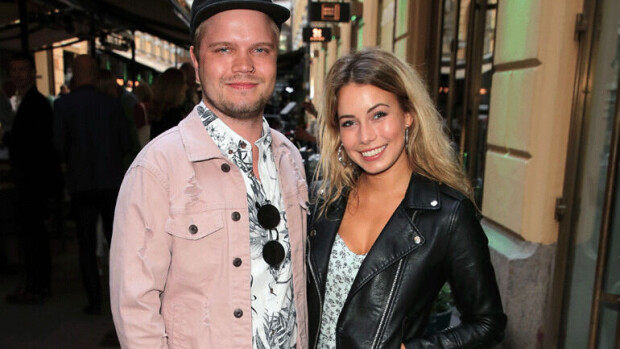 Mikä kesäneito! Tyrmäävä Salkkarit-kaunotar käsikynkässä tutun komistuksen kanssa – vakuuttavat puhdasta ystävyyttään: ”Olemme kuin paita ja peppu” Tommi ja Kerttu Niskanen.