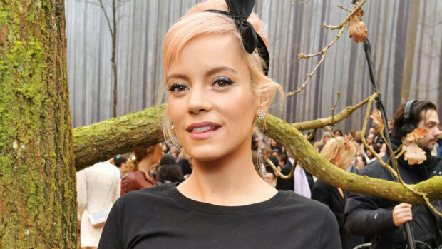 Kääk, suosittu brittitähti loksautti leuat: jakoi häpeilemättä kuvan paljaasta alapäästään – K18! Lily Allen