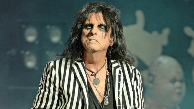 Kauhurokkari Alice Cooper, 70, muistelee hurjia päihdeiltoja rock-legendojen kanssa – ryyppykaverit kuolivat ympäriltä yksi kerrallaan: ”Se oli täyttä hulluutta!” Alice Cooper muistelee Seiskalle hurjia aikoja.